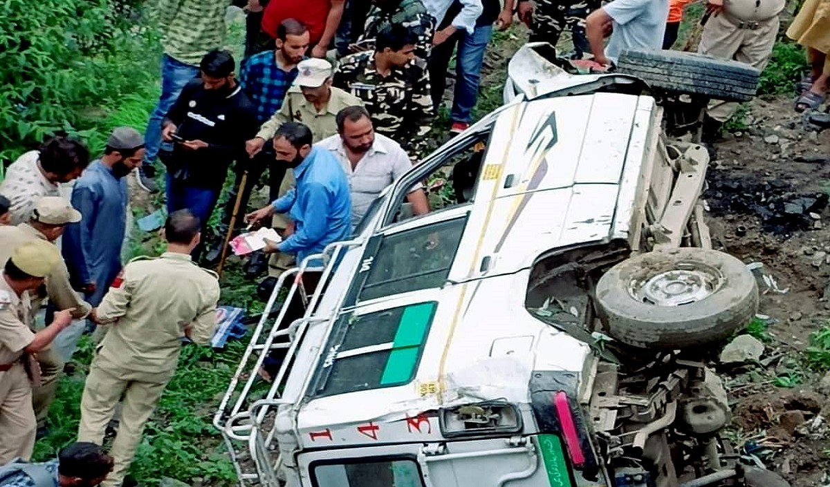 कर्नाटक के कुकनूर में सड़क हादसे में एक ही परिवार के पांच सदस्यों की मौत हो गयी जबकि चार अन्य घायल हो गये