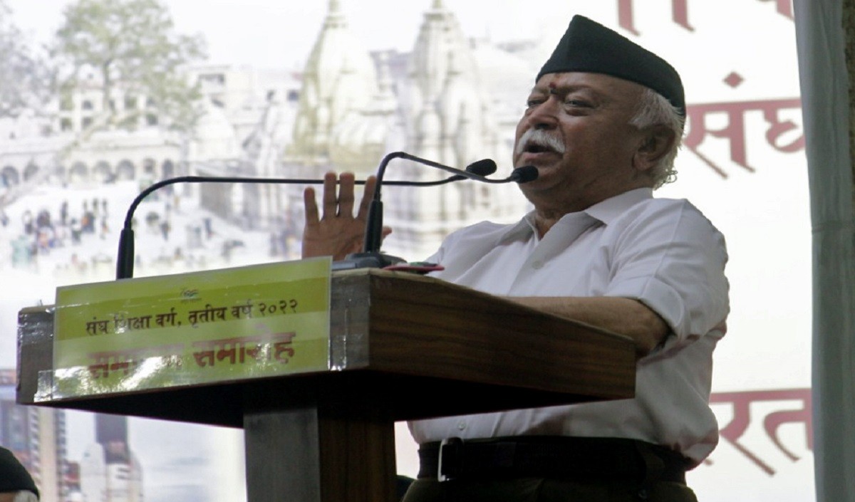 मोहन मरकाम ने संघ प्रमुख मोहन भागवत को भेजा तिरंगा