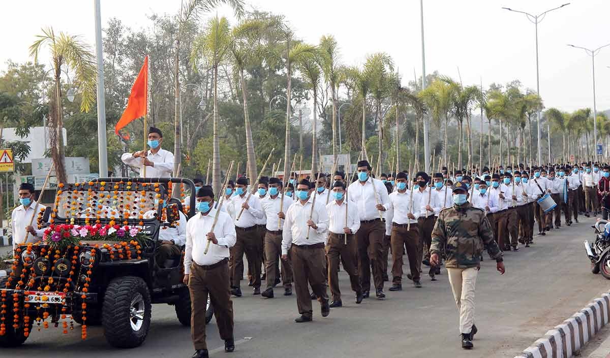 गर्दन तक घोटालों में फंसी कांग्रेस ध्यान भटकाने के लिए संघ पर आरोप लगा रही है