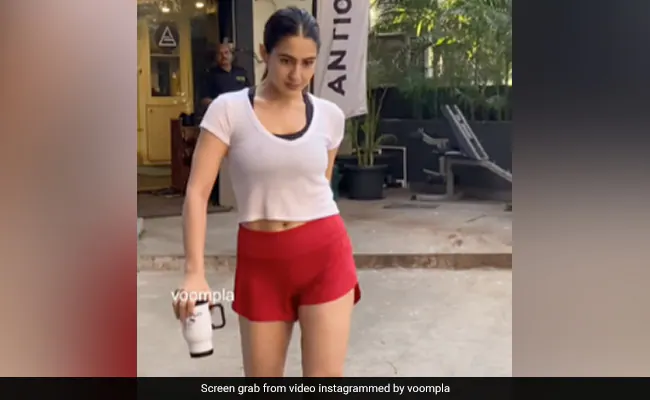  सारा अली खान जिम के बाहर हुईं स्पॉट:वॉकिंग स्टाइल देख लोगों ने उड़ाया मजाक, बोले- मलाइका अरोड़ा 2