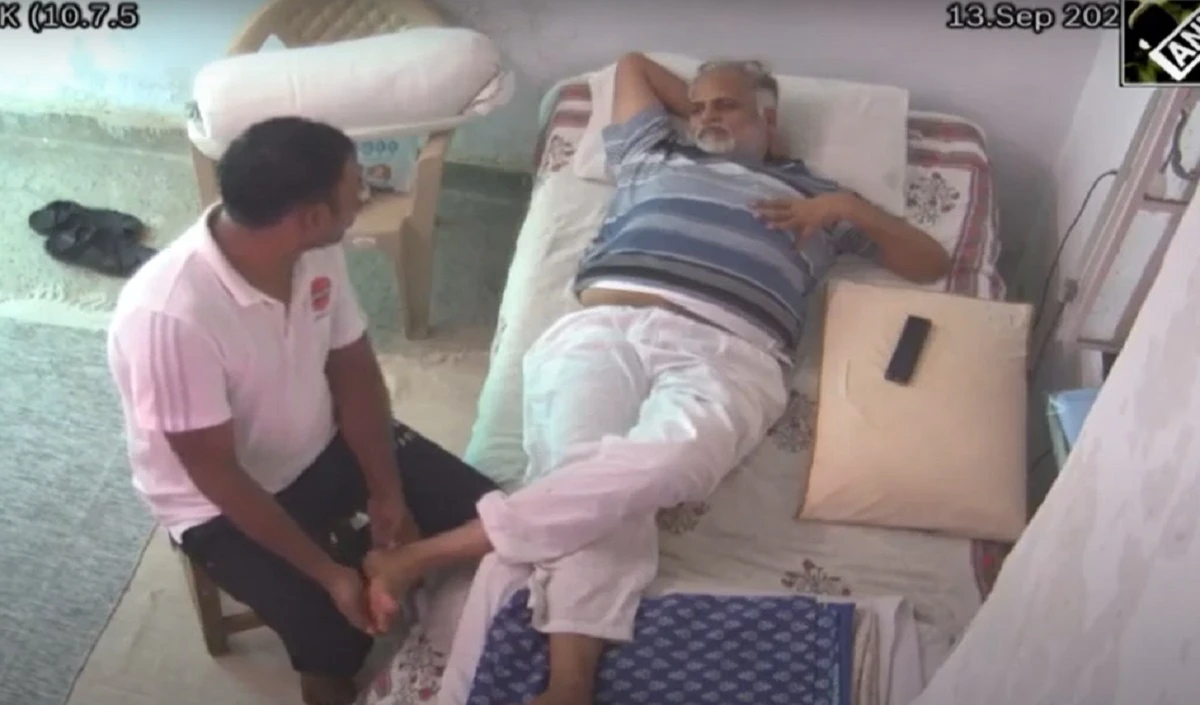 New Delhi: तिहाड़ जेल में मसाज करवा रहे सत्येंद्र जैन, वीडियो सामने आने के बाद बीजेपी ने साधा निशाना