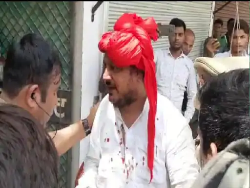 कानपुर पुलिस के सामने चकेरी में सपा नेता पिटा जाजमऊ में सपा MLA के भाई ने की मारपीट