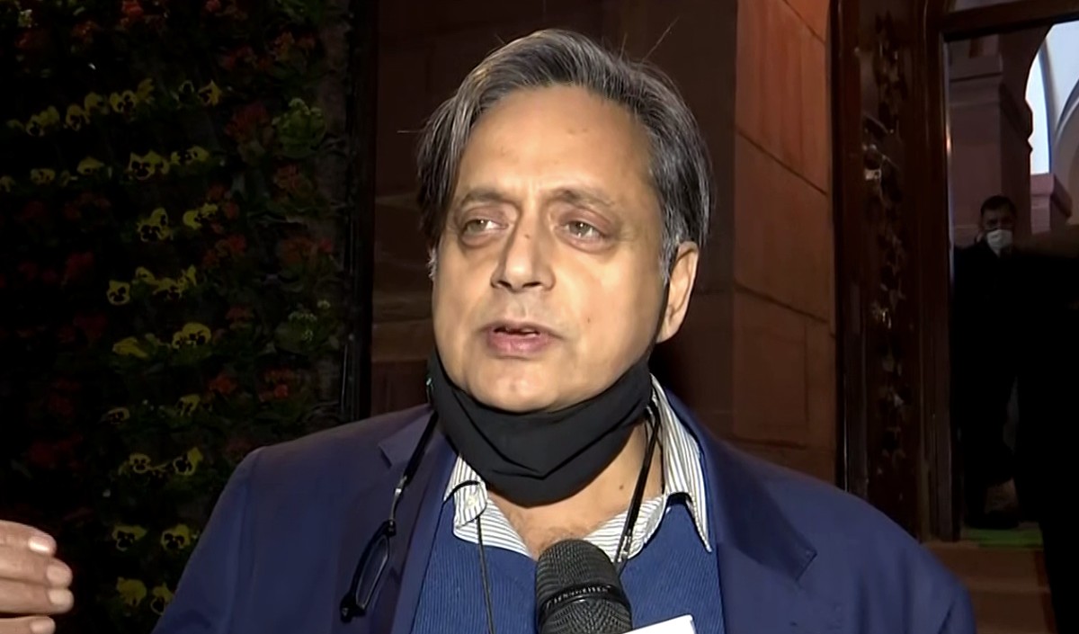 मोदी बातें तो वाजपेयी की तरह करते हैं लेकिन उनकी तरह बर्ताव नहीं करते: शशि थरूर