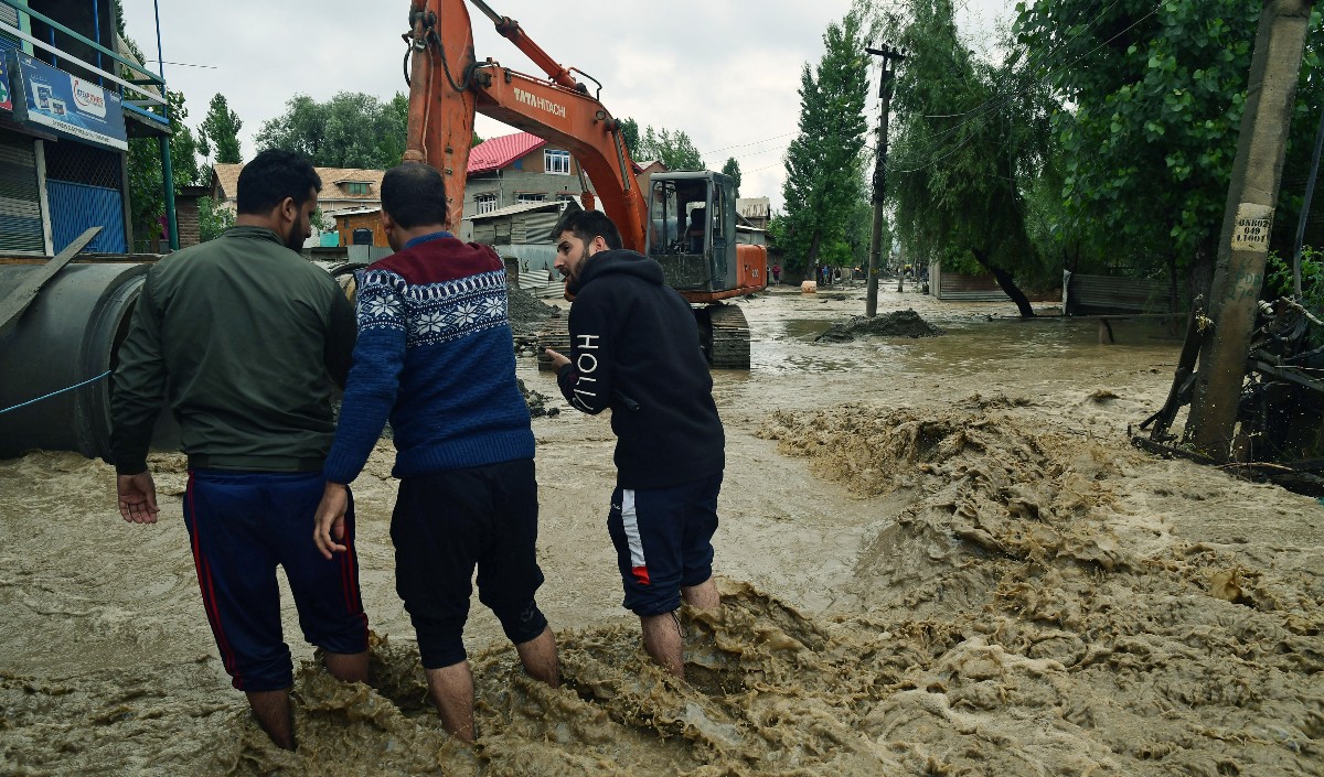 भारी बारिश के बाद एनएच-5 अवरुद्ध मलबा हटाने का काम जारी :शिमला