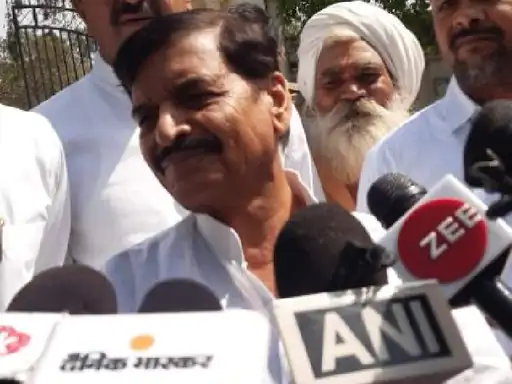 योगी ने गोरखपुर में डाला वोट शिवपाल ने मुस्कुराते हुए कहा- मेरे फैसले का उचित समय आने वाला है