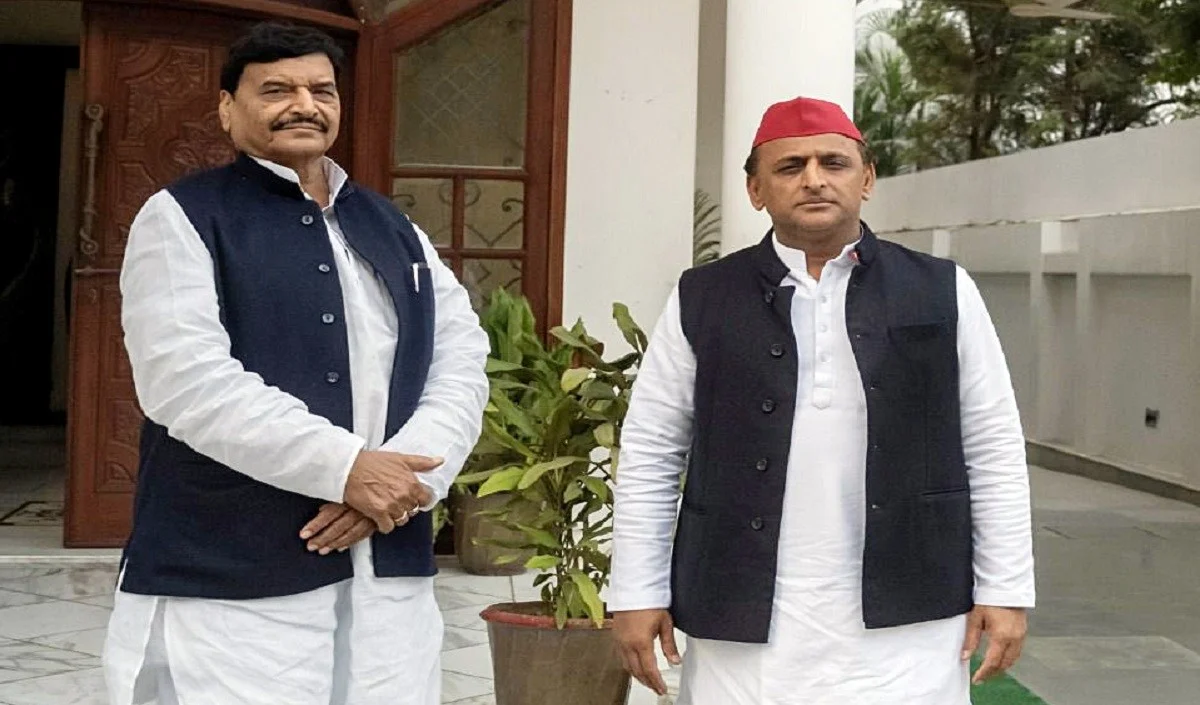 विवाह समारोह में एक साथ दिखे अखिलेश और शिवपाल एक साथ बैठे फिर भी नहीं की बात