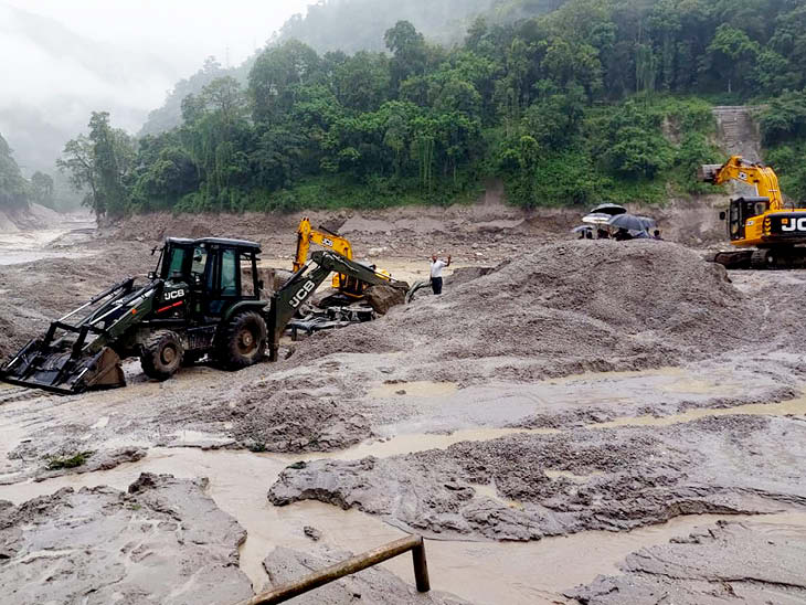 Sikkim: पहले बाढ़, अब बारूद ने बढ़ाई सिक्किम की टेंशन, विस्फोटक ने रेस्क्यू ऑपेशन में लगाया अड़ंगा
