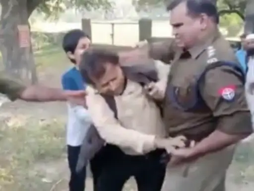 UP: सीतापुर में CO सिटी की दबंगई; मासूम बेटे के सामने शिक्षक को पीटा, घसीटकर थाने की पुलिस से पकड़वाया