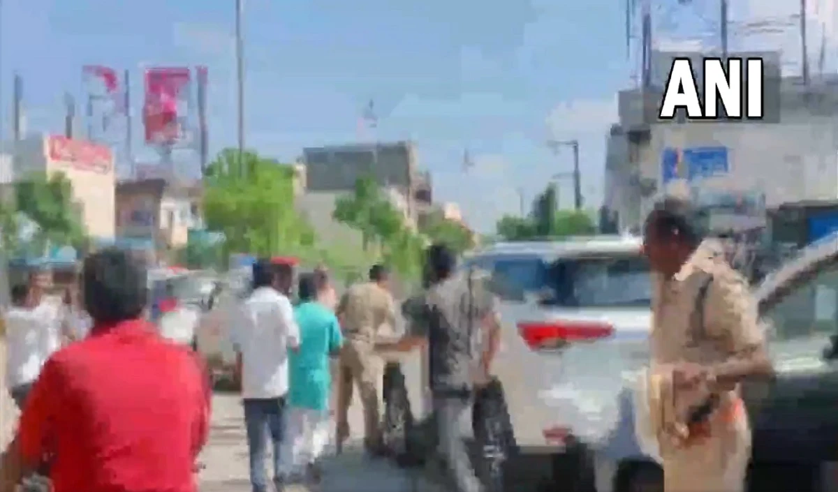 तेलंगाना में कांग्रेस कार्यकर्ताओं ने वित्त मंत्री सीतारमण के काफिला का रास्ता रोकने का किया प्रयास