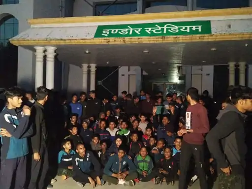 इटावा सैफई स्पोर्ट्स कालेज के छात्र बैठे धरने पर