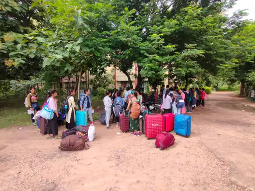 झांसी में चारों तरफ बड़ी-बड़ी झांडियां, हुड़दंगबाजी से परेशान 63 स्टूडेंट्स छोड़ गईं