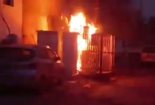 आगरा में शार्ट सर्किट से फुंका ट्रांसफार्मर बिजली गुल होने से घंटों परेशान रहे सैकड़ों परिवार जाग कर गुजारनी पड़ी रात