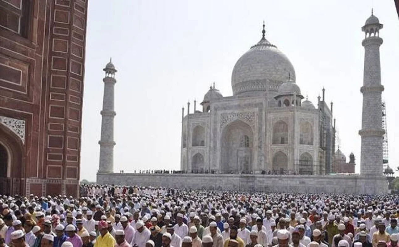UP:ताजमहल में नमाज पर बवाल; कोर्ट जाएगा हिंदूवादी संगठन, सवाल उठा कि धार्मिक गतिविधियां बैन, तो फिर ताज परिसर में नमाज क्यों पढ़ी जा रही