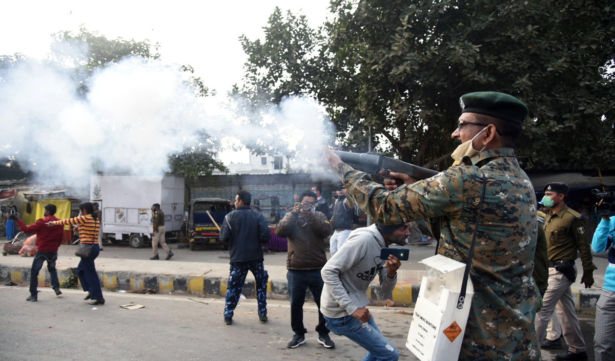 झारखंड: हिंसा पर उतारू भीड़ पर पुलिस ने आंसू गैस के गोले छोड़े 17 गिरफ्तार