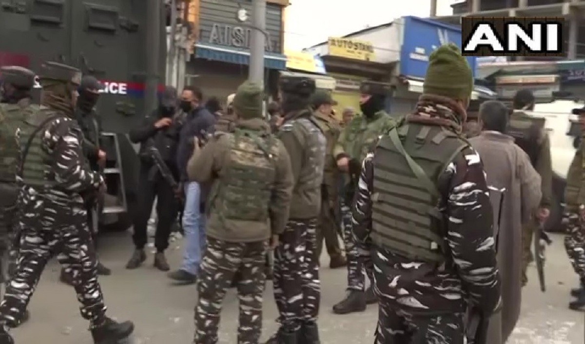 श्रीनगर में आतंकवादियों ने किया सुरक्षाबलों पर ग्रेनेड हमला एक की हुई मौत 34 घायल