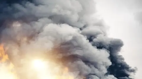 Maharashtra: रसायन से भरे ड्रमों के पास एक व्यक्ति के सिगरेट जलाने से हुआ विस्फोट, दो की मौत