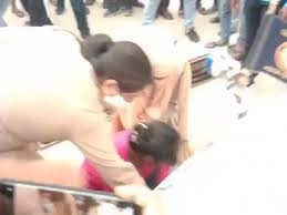 फिरोजाबाद जिला अस्पताल की बदहाली से परेशान युवती आगरा कमिश्नर की गाड़ी के आगे लेटी