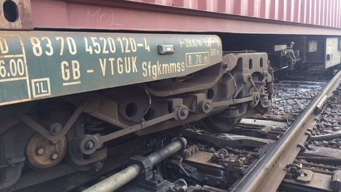 Uttar Pradesh टूंडला-कानपुर मार्ग पर मालगाड़ी पटरी से उतरी कई रूट में किया गया बदलाव