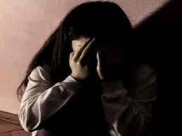 दरोगा की दरिंदगी से तंग आकर युवती गंगा में कूदी कानपुर में TSI पर ब्लैकमेल कर रेप करने का आरोप