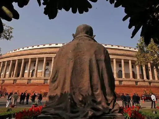 संसद भवन के परिसर में दिखेंगे मंकी मैन बंदरों का भगाने के लिए चार लोगों की नियुक्ति निकालेंगे लंगूर की आवाज