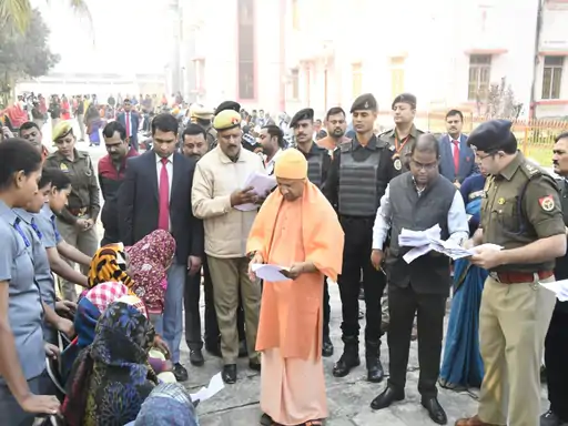 गोरखपुर: CM योगी ने सुनी 300 लोगों की फरियाद: बोले- हर बार एक ही बात कहना उचित नहीं, अधिकारी खुद तय करें अपनी जिम्मेदारी