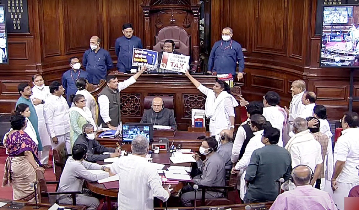 मानसून सत्र के सातवें दिन भी हंगामा जारी राज्यसभा से विपक्ष के 19 सांसद एक हफ्ते के लिए सस्पेंड