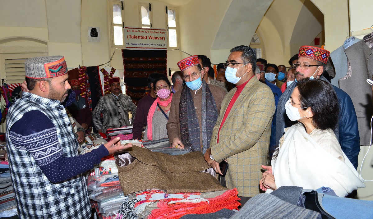 शहरी विकास मंत्री ने राज्य हथकरघा एवं हस्तशिल्प निगम द्वारा आयोजित प्रदर्शनी का शुभारम्भ किया