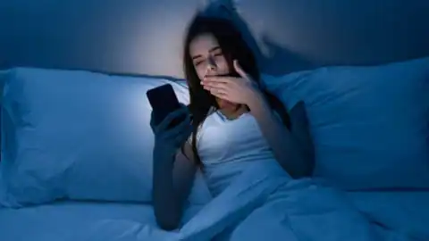 New Delhi: बिस्‍तर से कितना दूर होना चाहिए मोबाइल? 100 फीसदी लोग खतरों से अनजान