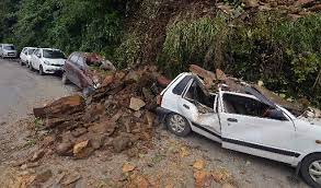 उत्तराखंड में पिछले तीन दिनों से तेज बारिश जन जीवन प्रभावित भूस्खलन के कारण हाइवे बंद