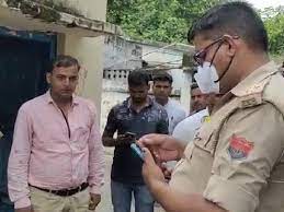रामपुर में VDO पर थूकने वाला गिरफ्तार फर्जी डेथ सर्टिफिकेट न बनाने पर की थी पिटाई