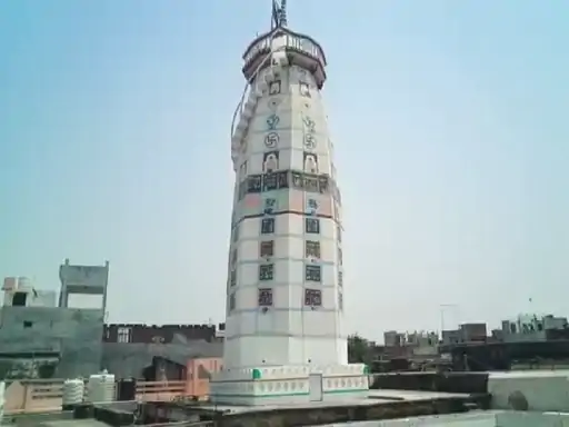 शोर की सियासत पर भारी माधव का संदेश प्रयागराज के ऐतिहासिक वेणी माधव मंदिर में कई दशकों से नहीं बजता लाउडस्पीकर