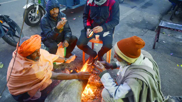 अलर्ट उत्तर भारत में शीत लहर का,छुट्टियां स्कूलों में:सड़कें बंद हिमाचल में बर्फबारी से, आसार मध्य प्रदेश में बारिश और ओला गिरने के 