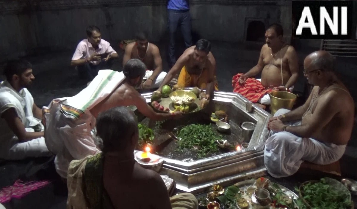 21 आचार्यों ने किया विष्णुपद मंदिर का शुद्धिकरण मंत्री को बर्खास्त करने की हुई मांग