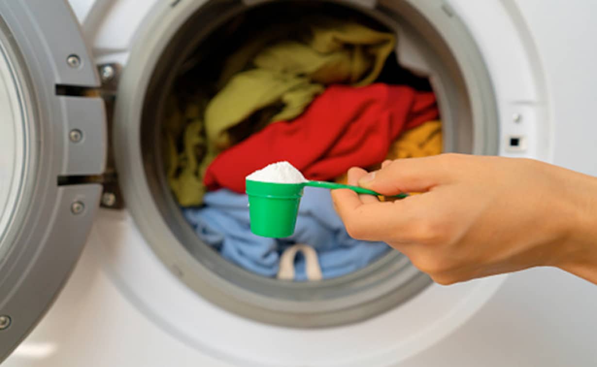 किचन में रखी सिर्फ 2 चीज़ों को वॉशिंग मशीन में डाल कर तो देखें, धुले हुए कपड़ों से आने लगेगी खुशबू