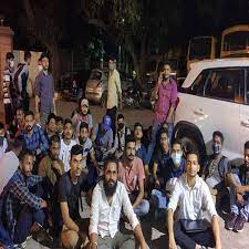 BHU में फिर से माहौल तनावपूर्ण LBS के छात्र धरने पर बैठे वार्डेन पर लगाया जबरन वसूली का आरोप