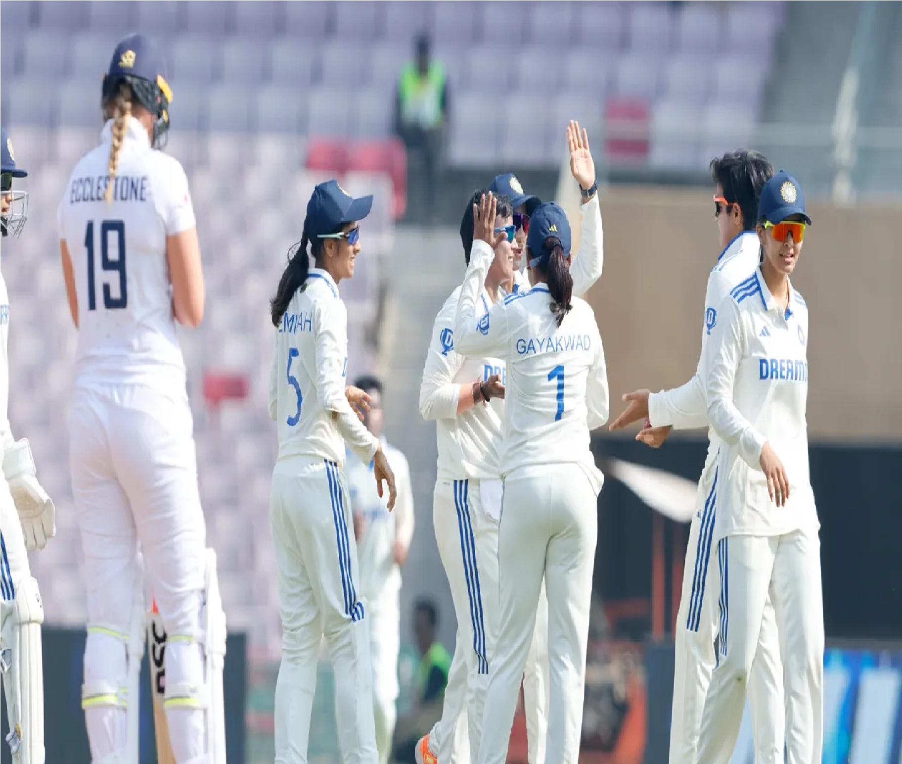 Womens Cricket: इंग्लैंड की रिकॉर्डतोड़ जीत, पहले बनाया 300+ स्कोर, फिर विरोधी टीम को कर दिया 45 रन पर ढेर