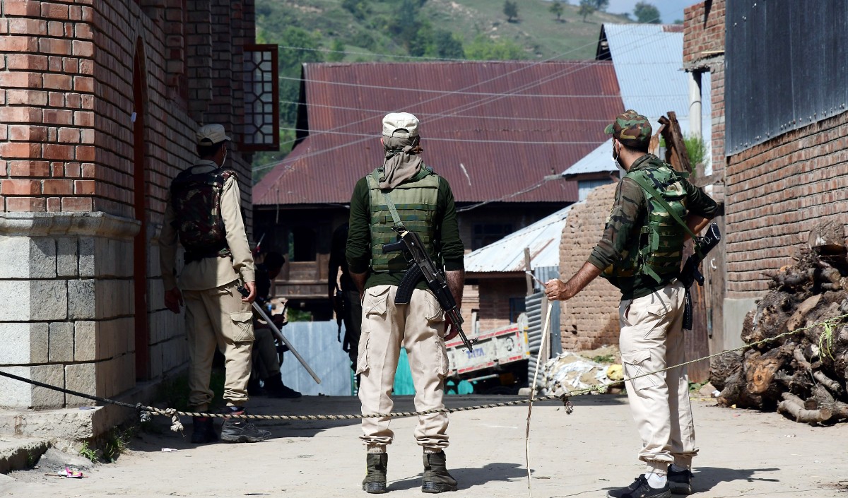 जम्मू सीमा पर ड्रोन से गिराया गया हथियारों का जखीरा बरामद मुठभेड़ में आतंकवादी की मौत