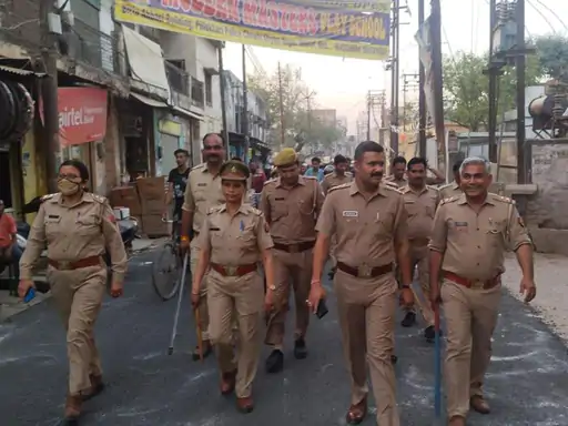 सीतापुर में पेड़ से लटकता मिला युवक-युवती का शव जेब में सिंदूर की डिब्बी लेकर लगाई फांसी