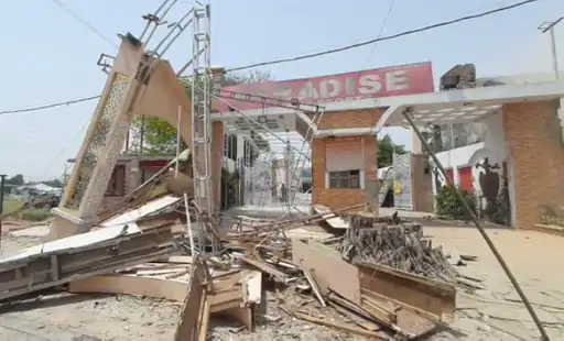 मुआवजा लेने के बाद नहीं हटाया था कब्जा जीपी कॉलेज और ट्रांसलेम की दीवार गिराई गई