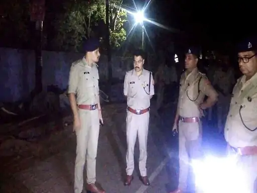 गोरखपुर में 4 बदमाश और 3 पुलिसकर्मी मुठभेड़ में घायल