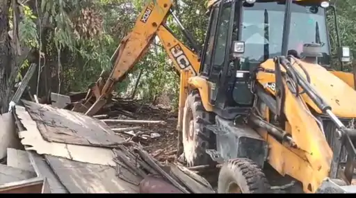 मेरठ में सुबह से चला बुलडोजर 10 मई को सीएम योगी का है दौरा नगर निगम को आई अतिक्रमण की याद हटाने पहुंची टीम