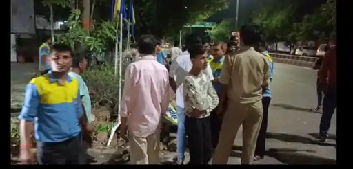 आगरा...देर रात अनियंत्रित कार डिवाइडर तोड़ पेट्रोल पंप में घुसी