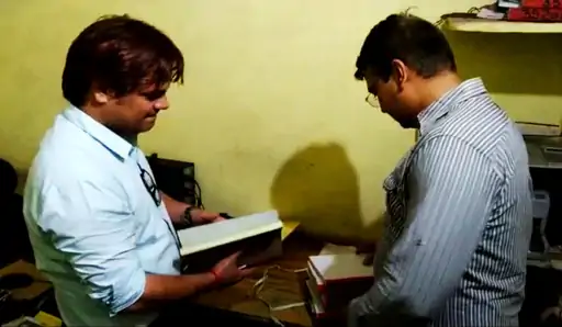 फर्जी बिल बुक पर चल रही टैक्स चोरी अलीगढ़ में वाणिज्यकर विभाग की टीम ने ट्रांसपोर्ट एजेंसी पर मारा छापा