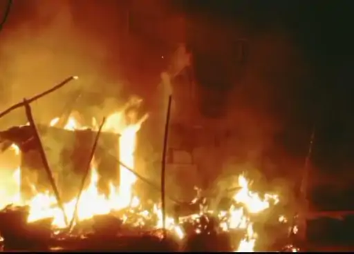 आबूलेन पर चाय की दुकान में आग लगी गैस सिलेंडर फटने की आवाज से सहम गये आसपास के दुकानदार