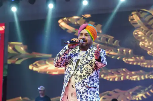 मोहित चौहान के सुरों में सराबोर हुई ताजनगरी पंजाबी सिंगर भूप्पी के गाने पर जमकर हुआ भांगड़ा