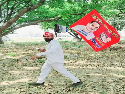 गोरखपुर में सड़क हादसे में दो की मौत बाइक से रात में अपना ट्रैक्टर-ट्राली देखने जा रहे थे