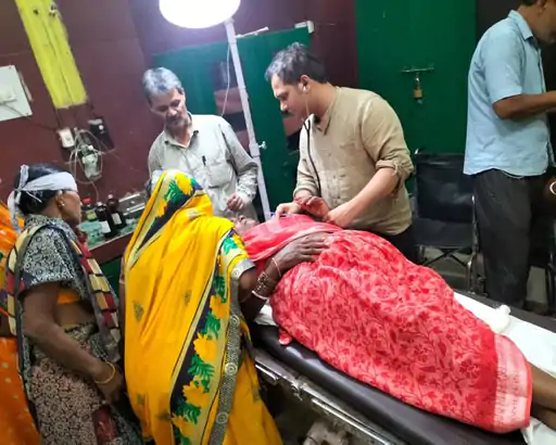 अयोध्या में दो बसों की टक्कर 20 घायल हरिद्वार से झारखंड जा रही थी प्राइवेट बस जिला अस्पताल में भर्ती