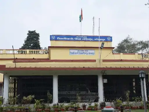 कलेट्रेट कर्मचारियों ने सरकारी जमीन को कराया अपने नाम