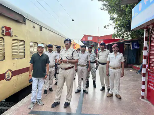 बंद का असर रेलवे और स्कूल पर 350 ट्रेनें कैंसिल और 20 जिलों में इंटरनेट बंद अधिकतर स्कूल बंद