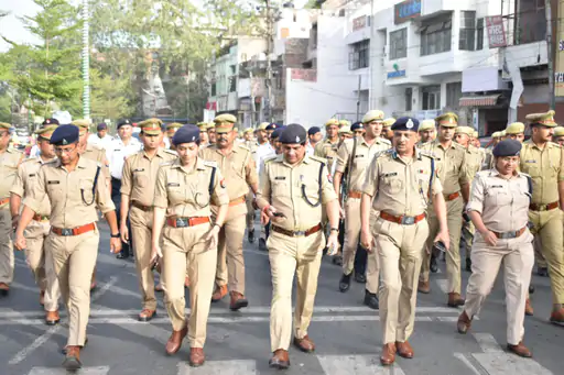 जुमे की नमाज को लेकर आगरा में अलर्ट एसएसपी ने फोर्स के साथ संवेदनशील इलाकों में किया पैदल गश्त